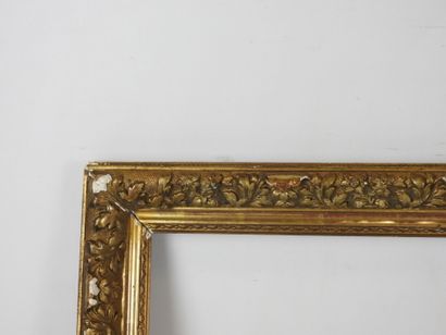 CADRE ANCIEN en bois et stuc doré à décor...