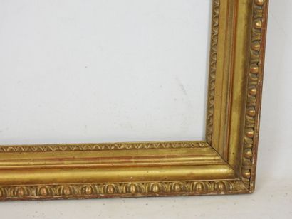 CADRE ANCIEN en bois et stuc doré à décor...