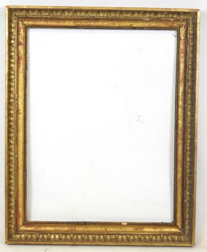 CADRE ANCIEN en bois et stuc doré à décor...