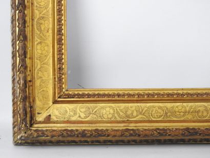 CADRE ANCIEN en bois et stuc doré à décor...