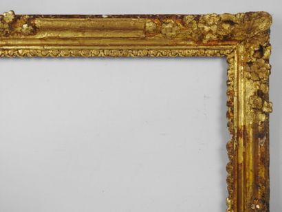 CADRE ANCIEN en bois et stuc doré à décor...