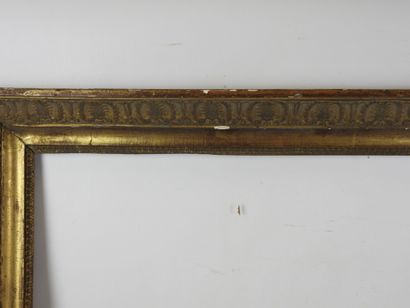 CADRE ANCIEN en bois et stuc doré à décor...