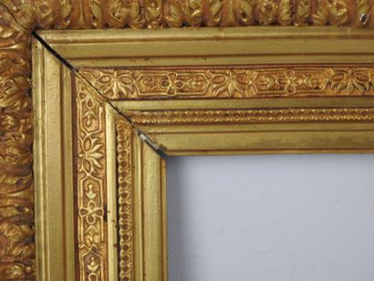 CADRE ANCIEN en bois et stuc doré à décor...