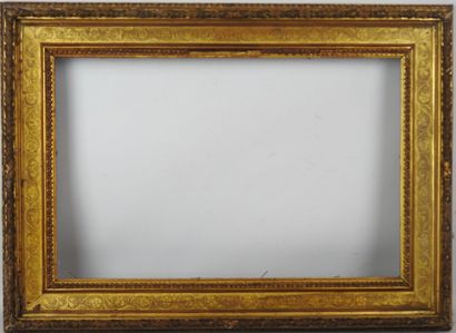 CADRE ANCIEN en bois et stuc doré à décor...