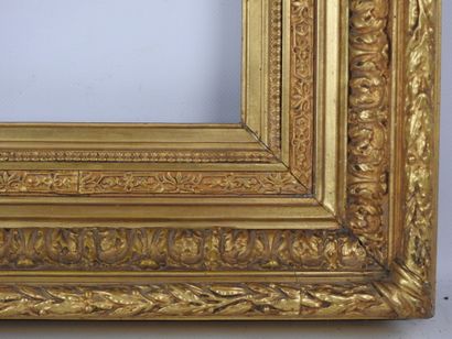 CADRE ANCIEN en bois et stuc doré à décor...