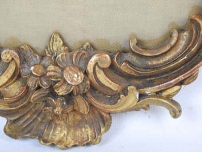 Carved wood and gilded stucco oval frame...