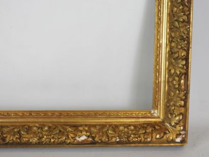 CADRE ANCIEN en bois et stuc doré à décor...