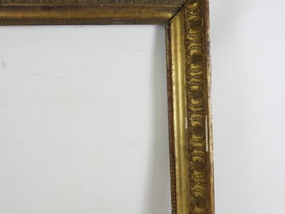 CADRE ANCIEN en bois et stuc doré à décor...