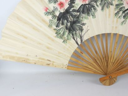 JAPON : Eventail en papier à décor imprimé...
