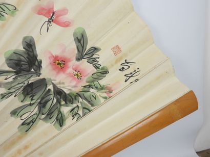 JAPON : Eventail en papier à décor imprimé...