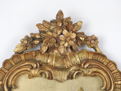 Carved wood and gilded stucco oval frame...