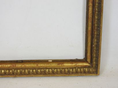 CADRE ANCIEN en bois et stuc doré à décor...