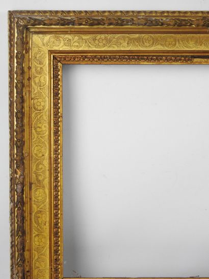 CADRE ANCIEN en bois et stuc doré à décor...