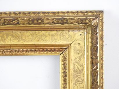 CADRE ANCIEN en bois et stuc doré à décor...