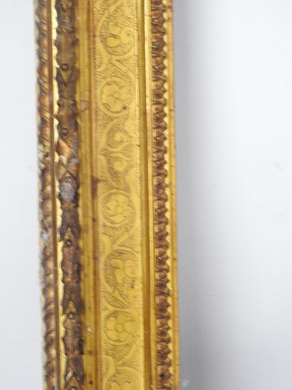 CADRE ANCIEN en bois et stuc doré à décor...