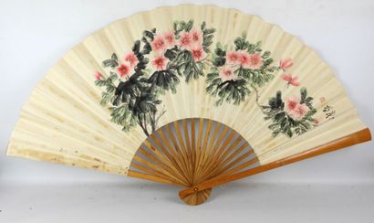 JAPON : Eventail en papier à décor imprimé...