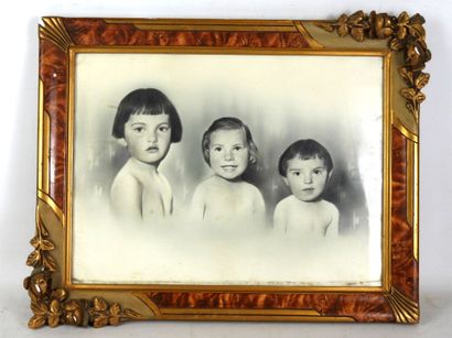PHOTOGRAPHIE d'ENFANTS. 39 x 47,5 cm. Usures...
