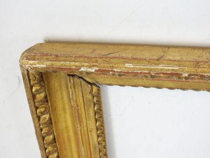 CADRE ANCIEN en bois et stuc doré à décor...
