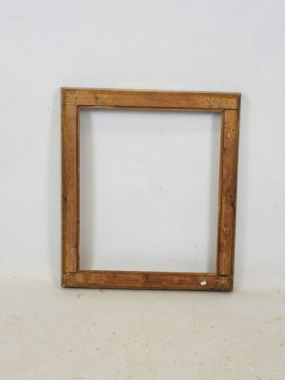 CADRE ANCIEN en bois et stuc doré à décor...