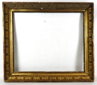 CADRE ANCIEN en bois et stuc doré à décor...
