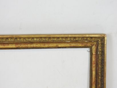 CADRE ANCIEN en bois et stuc doré à décor...