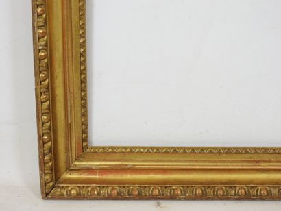 CADRE ANCIEN en bois et stuc doré à décor...