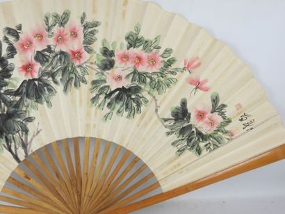 JAPON : Eventail en papier à décor imprimé...