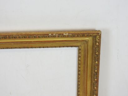 CADRE ANCIEN en bois et stuc doré à décor...