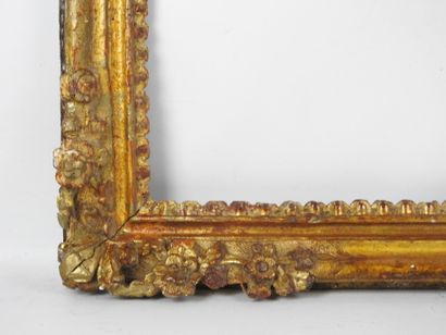 CADRE ANCIEN en bois et stuc doré à décor...