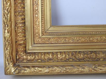 CADRE ANCIEN en bois et stuc doré à décor...