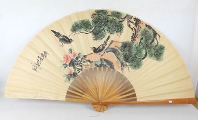 JAPON : Eventail en papier à décor imprimé...