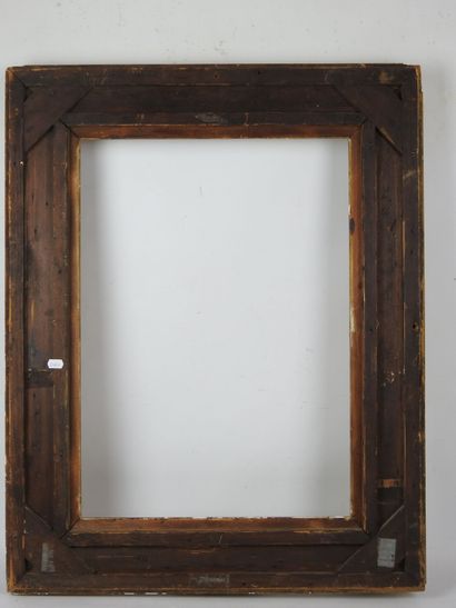 CADRE en bois et stuc doré à décor de volutes....