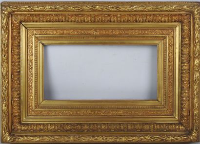 CADRE ANCIEN en bois et stuc doré à décor...