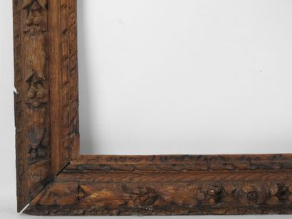 CADRE ANCIEN en bois sculpté à décor d'une...