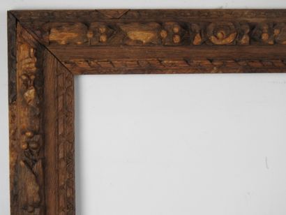 CADRE ANCIEN en bois sculpté à décor d'une...