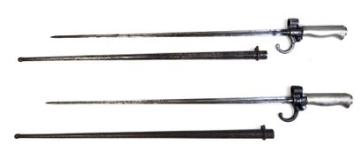 BAIONNETTES. Set of 2 Lebel bayonets with...