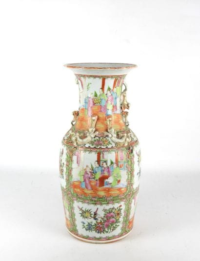 CANTON, CHINE : Vase balustre en porcelaine...