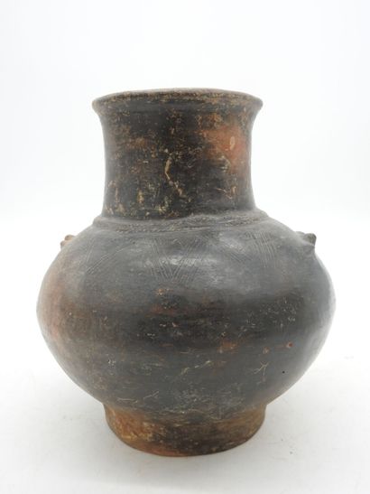 TAIRONA: Black-glazed terra cotta pansu vase...