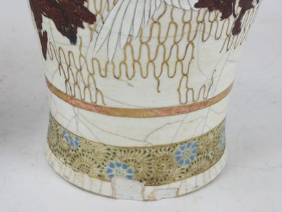 JAPON : Paire de vases en grés porcelainique...
