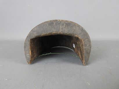 Mask with smooth face in dark patina wood....