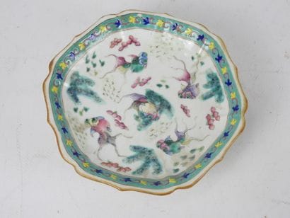 CHINE : Coupe sur piédouche en porcelaine...