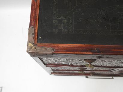 CHINE : Panier à piquenique en bois laqué...