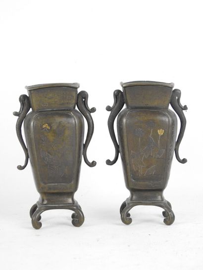 JAPON. Paire de vases miniatures en bronze....