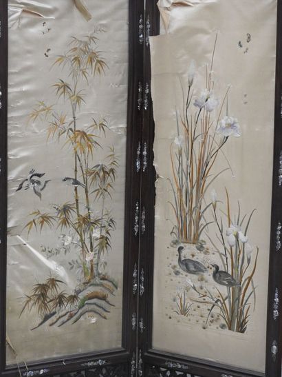 INDOCHINE: PARAVENT trois feuilles en bois...