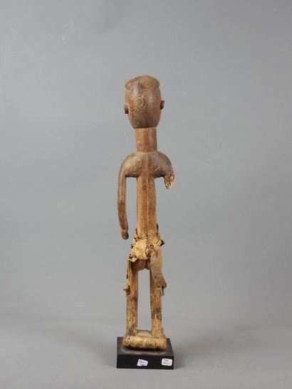 Afrique. Statuette en bois. H. 52 cm. Manque...