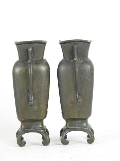 JAPON. Paire de vases miniatures en bronze....