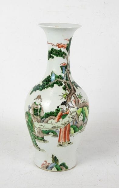 CHINE : Vase de forme balustre en porcelaine...