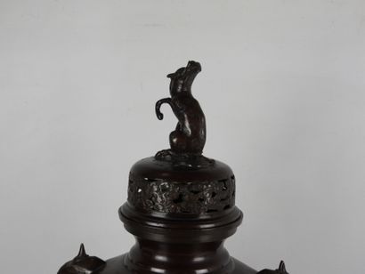 CHINE : Important brûle-parfum en bronze...