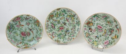 CHINE : Trois assiettes en porcelaine à décor...