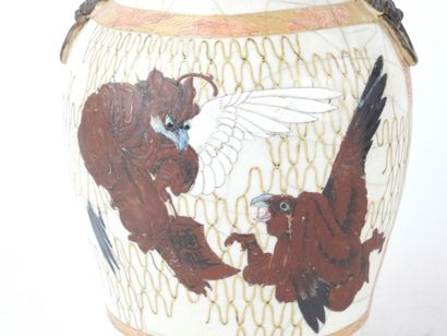 JAPON : Paire de vases en grés porcelainique...